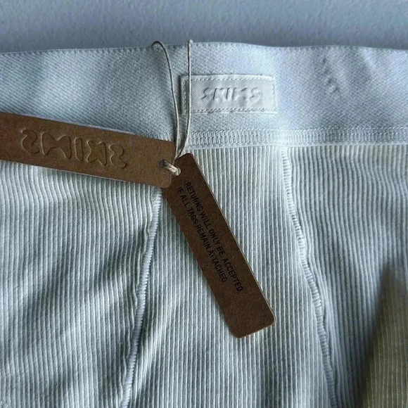 Skims - Picture 3 of 6